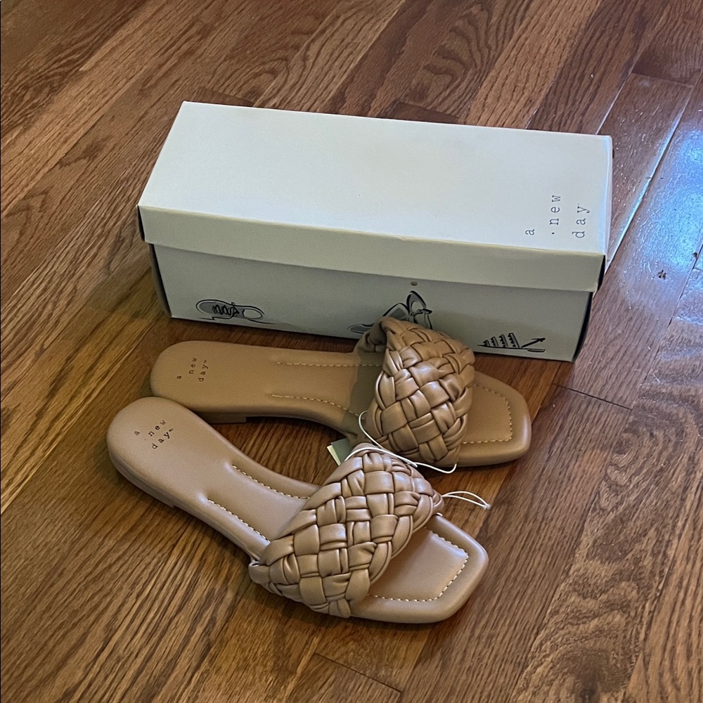 A new day tan memory form woven sandals size 9 NIB
